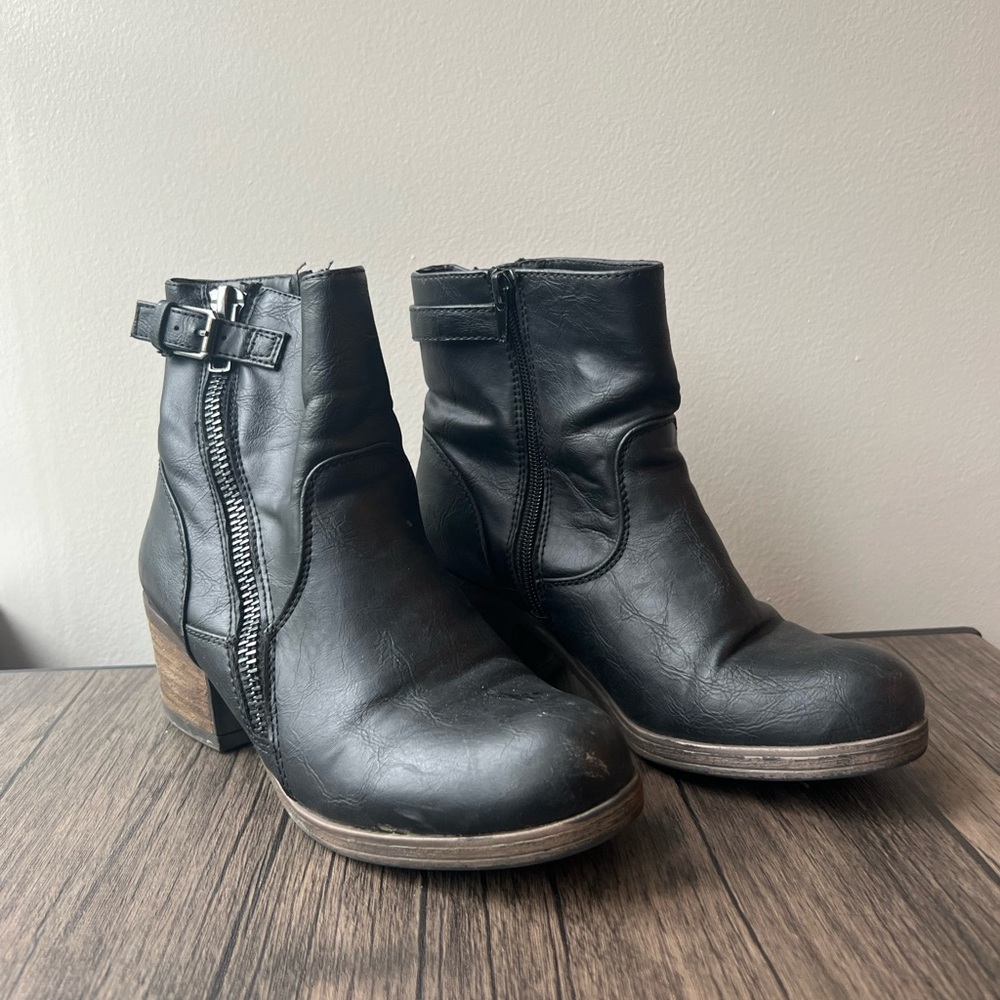 Black ankle heeled boots